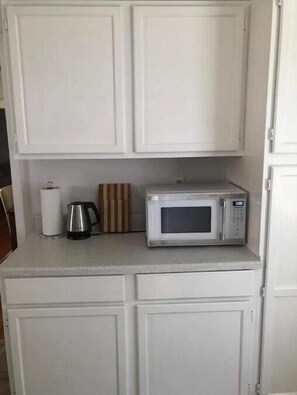 Private kitchen - Lovely renovated, 2-bedroom home with free parking (Albany)