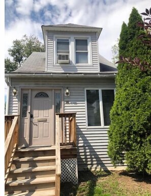 Exterior detail - Lovely renovated, 2-bedroom home with free parking (Albany)