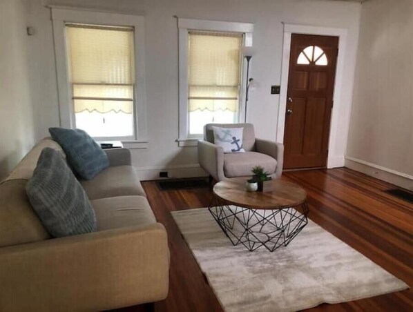 Living area - Lovely renovated, 2-bedroom home with free parking (Albany)