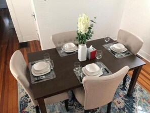 Dining - Lovely renovated, 2-bedroom home with free parking (Albany)