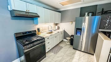 Geladeira, fogão, cooktop, talheres/pratos/utensílios de cozinha