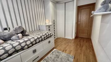 3 slaapkamers, een strijkplank/strijkijzer, wifi, beddengoed