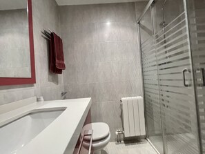 Shower, hair dryer, bidet, towels