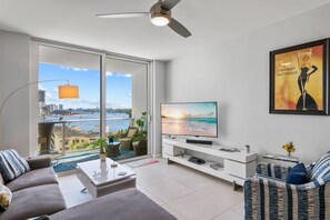 Smart TV - Sandy Shores Breathtaking Views (Fort Lauderdale)
