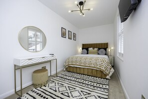 2 bedrooms, iron/ironing board, WiFi, bed sheets - Stunning modern space in Hove & free parking.  (Brighton and Hove)