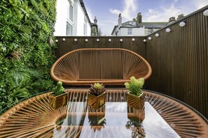 Outdoor spa tub - Stunning modern space in Hove & free parking.  (Brighton and Hove)