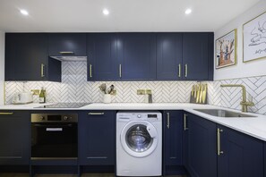 Oven, stovetop, dishwasher - Stunning modern space in Hove & free parking.  (Brighton and Hove)