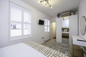 2 bedrooms, iron/ironing board, WiFi, bed sheets - Stunning modern space in Hove & free parking.  (Brighton and Hove)