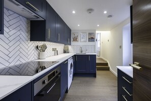 Oven, stovetop, dishwasher - Stunning modern space in Hove & free parking.  (Brighton and Hove)