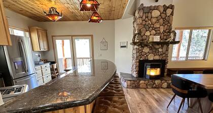 Cozy, 3-story, luxury cabin in the heart of Summerhaven!