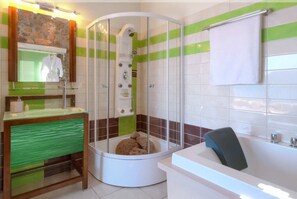 Jetted tub, eco-friendly toiletries, hair dryer