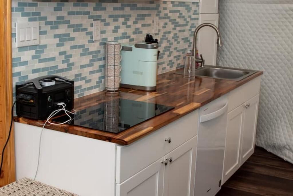 Kühlschrank, Mikrowelle, Herdplatte, Geschirrspüler