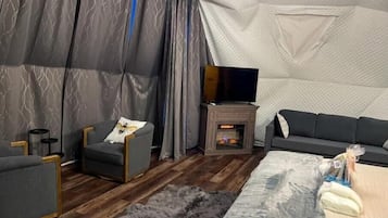 Een smart-tv en een open haard