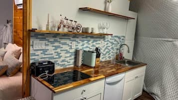 Een koelkast, een magnetron, een kookplaat, een vaatwasser