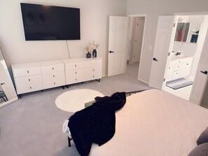 5 bedrooms, iron/ironing board, WiFi, bed sheets