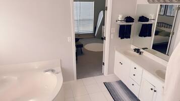 Jetted tub, towels, soap, shampoo