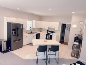 Microwave, oven, stovetop, dishwasher - 4 bedrooms+Outdoor gazebo+Garage+office (Tulsa)