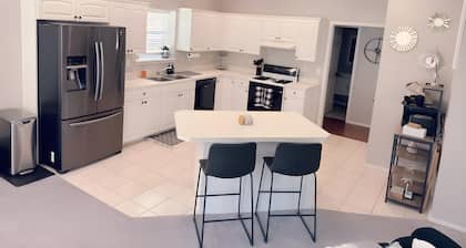 4 bedrooms+Outdoor gazebo+Garage+office