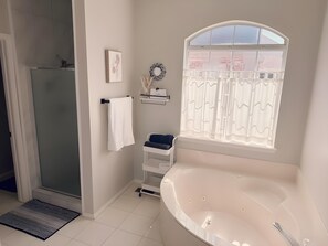 Baignoire à jets, serviettes fournies, savon, shampoing