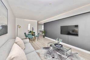 Basic Apartment | Living area - City Charm: Cozy 1-bedroom Apartment - Gardens (Cape Town)