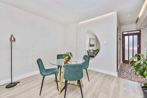 Basic Apartment | Dining - City Charm: Cozy 1-bedroom Apartment - Gardens (Cape Town)