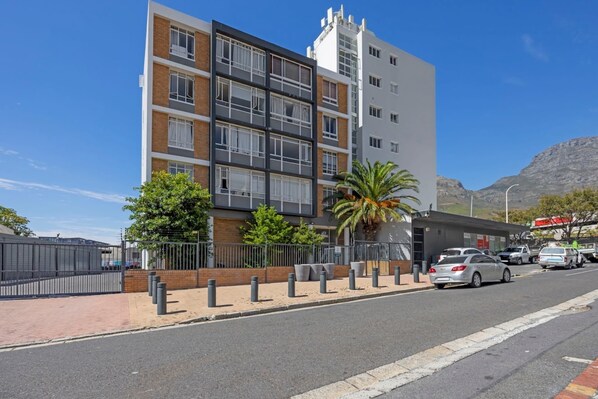 Basic Apartment | Exterior - City Charm: Cozy 1-bedroom Apartment - Gardens (Cape Town)