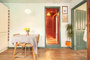 Basic Apartment | Dining