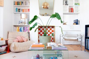 Basic Apartment | Living area | TV