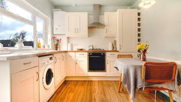 Basic Apartment | Private kitchen | Fridge, microwave, oven, stovetop