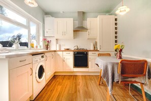 Basic Apartment | Private kitchen - Tranquil Catford Retreat: Sleeps 4, With Garden (London)