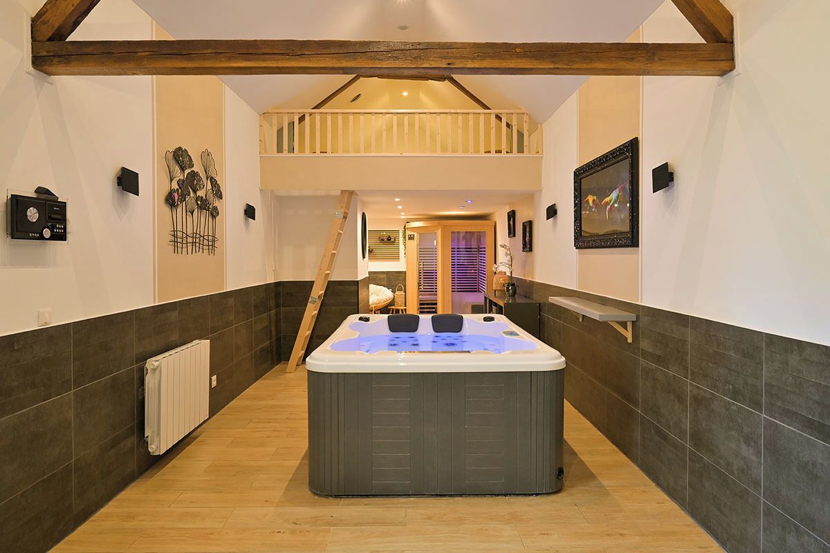 5 bedrooms, iron/ironing board, WiFi, bed sheets