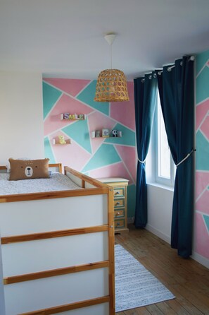 5 habitaciones, tabla de planchar con plancha, wifi y ropa de cama 