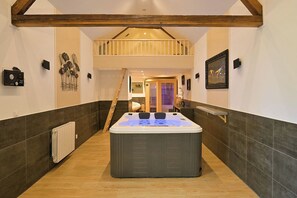 5 عدّة غرف نوم ومكواة/لوح كي وواي فاي وملاءات أسرّة