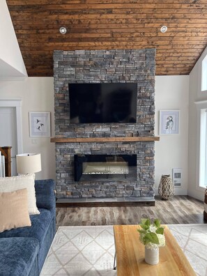 Smart TV, fireplace