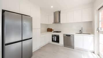 Basic House | Private kitchen | Fridge, microwave, oven, stovetop