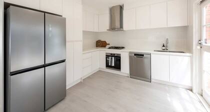 Elegant 2-bedroom House in Prahran w/ Parking!