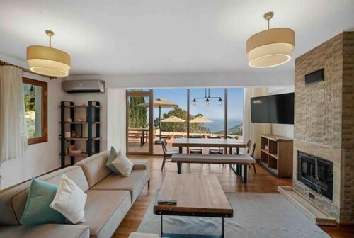 Villa Aylin- 3 br w/ sea view and heated pool