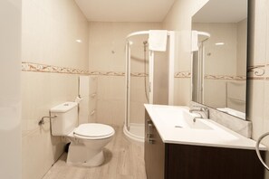 Douche, serviettes fournies