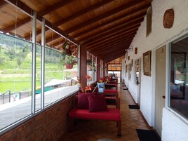 Habitación estándar con 2 camas individuales | Zona de estar | Smart TV de 100 cm con canales por cable