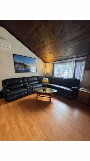 Smart TV, video games, DVD player, books - Evergreen hideaway

 (Bolton)