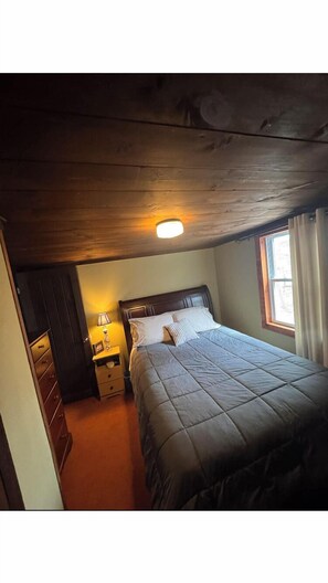 3 bedrooms, in-room safe, iron/ironing board, free WiFi - Evergreen hideaway

 (Bolton)