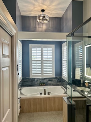 Shower, jetted bath, hair dryer, towels - Cape Breeze - 4 bed/3 bath Cape San Blas OASIS with amazing pool! (Port St. Joe)