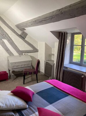 5 quartos, escrivaninha, berço de viagem, Wi-Fi de cortesia