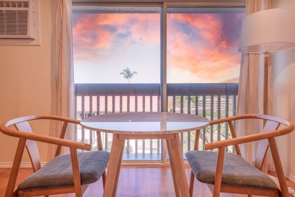 Dining - Kailani Kona- Ocean view, top floor Downtwn w pool (Kailua Kona)