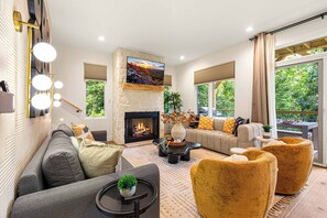 Smart TV, fireplace - Wellness Retreat • Sleeps 16 • Sauna + Hot Tub • Dog Friendly (Swannanoa)