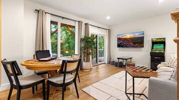 Smart TV, fireplace