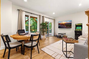 Smart TV, fireplace - Wellness Retreat • Sleeps 16 • Sauna + Hot Tub • Dog Friendly (Swannanoa)