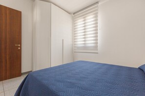 2 quartos, ferros/tábuas de passar roupa, roupa de cama