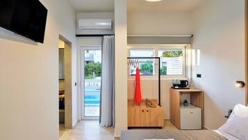 Standard Studio with balcony | Blackout drapes, iron/ironing board, free WiFi, bed sheets