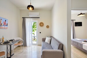 Apartment with balcony | Cortinas opacas, tabla de planchar con plancha, wifi gratis